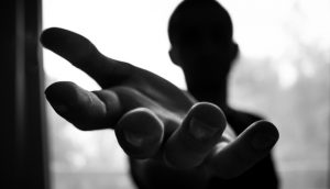 main tendue pour pardonner aux autres et ainsi retrouver l'équilibre