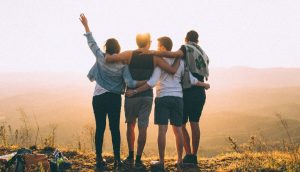 La véritable amitié selon la Bible : 25+ écritures