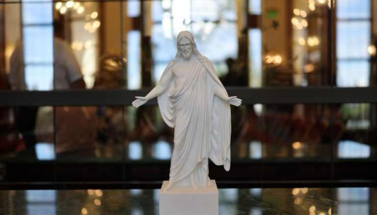 réjouissez-vous dans le Christ - statue du Christ
