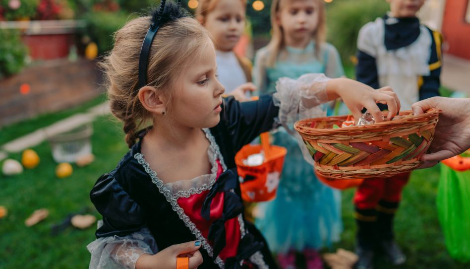 un bonbon ou un sort - enfants déguisés pour chercher des bonbons